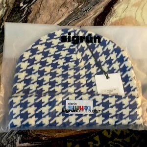 Sigrun tennis off court beanie NWT